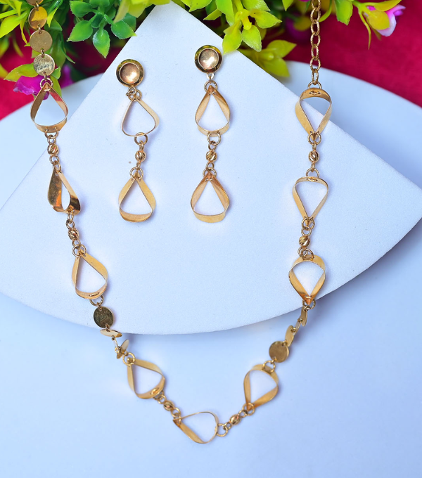 Manufacturer, Exporter, Importer, Supplier, Wholesaler, Retailer, Trader of Pendant Sets in New Delhi, Delhi, India.